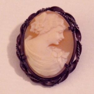 Beautiful Vintage Cameo Brooch
